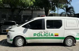 Patrulla de la Policía frente a la sede Medicina Legal. 
