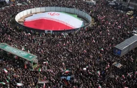Miles de personas participan en los funerales en la plaza Engelab.