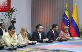 Los ministros colombianos en la reunión con la presidenta (e) de Venezuela Delcy Rodríguez. 