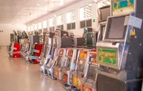 Máquinas tragamonedas incautadas. 