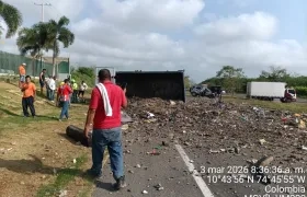 Volcamiento de volqueta variante Palmar-Sabanagrande.