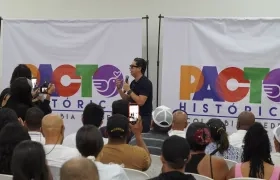 El reelegido senador Pedro Flórez celebrando con gente de su partido la victoria. 