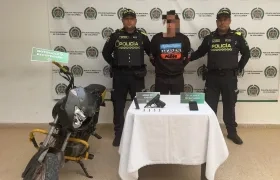 El capturado junto a las autoridades.