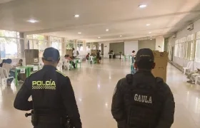 Policía custodiando un puesto de votación.