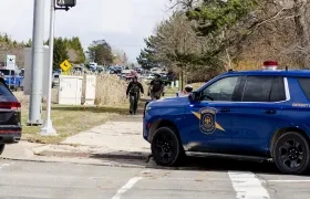Agentes del orden en el lugar de un tiroteo en el Templo Israel en West Bloomfield, Michigan. 