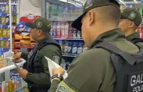 El Gaula de la Policía realizando visitas a los comerciantes del municipio de Malambo. 