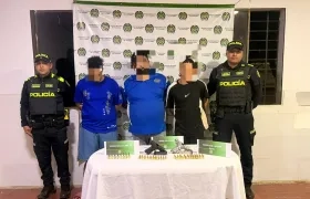 Autoridades junto a los capturados.