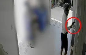Momento en que el presunto extorsionista disparó contra la droguería. 
