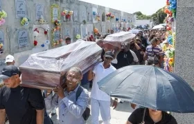 El sepelio de las dos adolescentes en el cementerio Calancalan.
