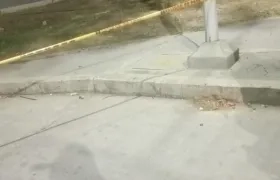 El taxi involucrado en el accidente con la moto en la que se movilizaba la pareja. 