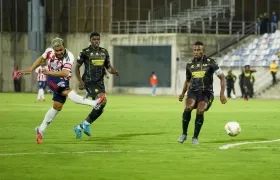 Teófilo Gutiérrez patea al arco para marcar el segundo de Junior