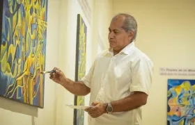 Arlington Suárez con su obra.