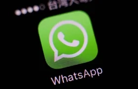 El padre, madre o tutor podrá controlarla y decidir quién puede comunicarse con la cuenta y a qué grupos puede unirse.