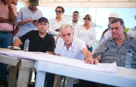 Gobernador Eduardo Verano y autoridades de Sabanalarga entregando balance de obras.