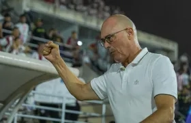 El técnico del Junior, Alfredo Arias, saluda al público antes del partido.