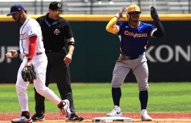 Gustavo Campero celebra tras llegar a salvo a la segunda base. 