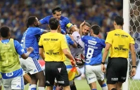 El portero del Atlético Mineiro, Everson, es agredido por jugadores del Cruzeiro.
