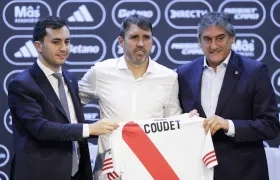 Eduardo Coudet con el presidente de River Plate, Stéfano Di Carlo, y el director deportivo Enzo Francescoli.