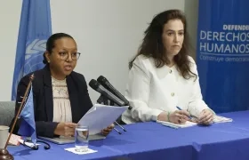 La presidenta del Grupo de trabajo sobre la utilización de mercenarios, Michelle Small (i), y la integrante del grupo Joana de Deus Pereira.