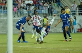 Jugada acrobática de Jhomier Guerrero intentando rematar al pórtico de Alianza Valledupar.
