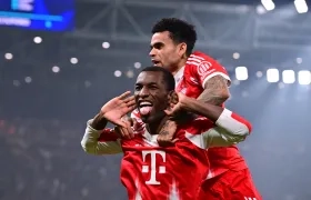 Luis Díaz festeja el cuarto gol del Bayern marcado por Nicolas Jackson.