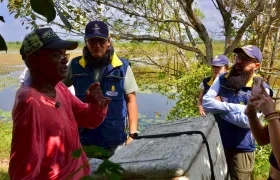 Carlos Carrillo, director de la Ungrd, durante la inspección de jarillones en Córdoba.