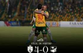 Jarlan Barrera celebra su gol con Fredy Montero.
