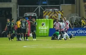 Jermein Peña junto a Yimmi Chará, segundos antes de su expulsión. 