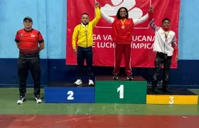 El atlanticense José Castañeda, en el podio tras ganar la medalla de oro.