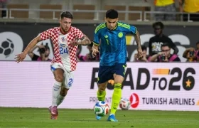 Luis Díaz avanza con la marca del croata Marco Pasalic.