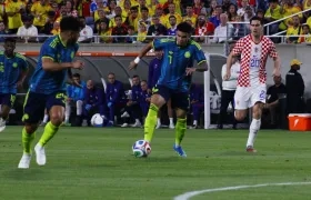 Luis Díaz en un avance hacia la portería de Croacia. 