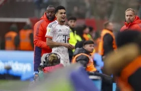 Luis Díaz abandona la cancha tras ser expulsado en el partido contra el Bayer Leverkusen.