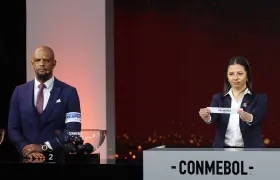 Luciana Antunes, gerenta de competiciones de la Conmebol, muestra el nombre de Palmeiras, uno de los rivales del Junior.