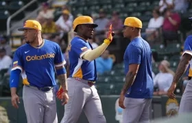 Jesús Marriaga llega al plato tras anotar la única carrera de Colombia.