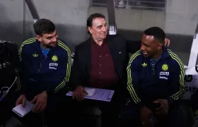 Néstor Lorenzo bromea con su asistente Luis Amaranto Perea. 