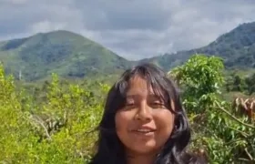 Atizarney Zapata, niña tejedora de la comunidad Arhuaca.