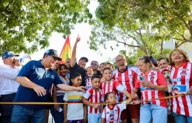 El alcalde de Barranquilla, Alejandro Char, con habitantes del barrio Las Palmas. 