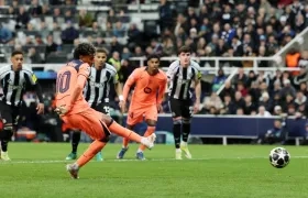 Lamine Yamal cobra el penalti que le dio el empate al Barcelona. 