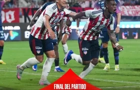Jean Pestaña, autor del gol del triunfo de Junior, celebra con Guillermo Paiva. 