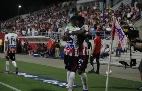 Jean Pestaña se confunde en un abrazo con Yeison Suárez, tras marcar el gol del triunfo de Junior sobre Fortaleza.