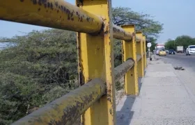 Las barandas del puente están en mal estado.
