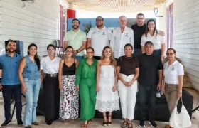 Gobernador Eduardo Verano junto a varios de sus funcionarios; alcalde de Puerto, Plinio Cedeño; propietarios de restaurantes en Muelle 1888.