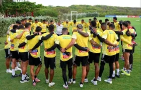 Grupo de jugadores de Junior durante el último entrenamiento previo al partido contra Internacional.