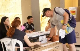 Un ciudadano ejerce su derecho al voto en la Normal Superior. 