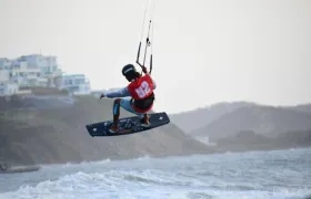 El viento de Salinas del Rey es considerado ideal para la práctica del kitesurf y el wing foil.