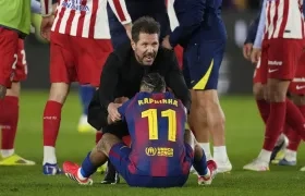 Diego Simeone, entrenador del Atlético de Madrid, consuela al brasileño Raphinha.