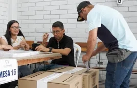 Muchos ciudadanos madrugaron para llegar a los puestos de votación. 
