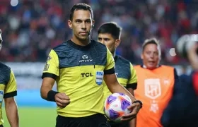 El argentino Facundo Tello, árbitro del partido Junior vs. Palmeiras.