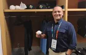 Maikol Tibabijo junto a su locker en el IoanDepot Park de Miami.