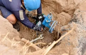 Operario de Triple A durante la revisión de conexiones de agua. 